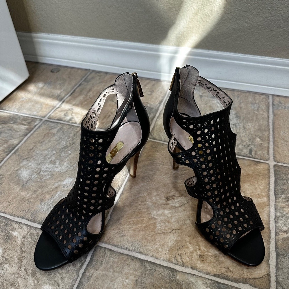Louise‎ et Cie Heels Sandals Leather Perforated Stiletto Black 7.5 - Picture 2 of 9